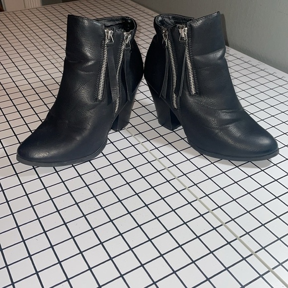 🍉 Women’s Size 8.5 Black Booties - Picture 4 of 7